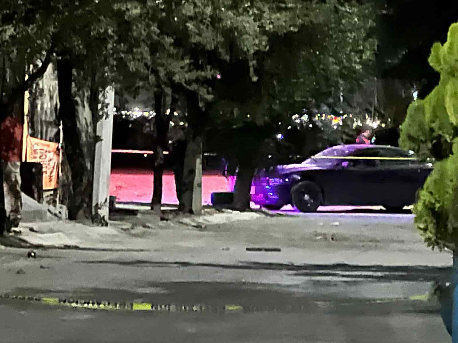 Dos hombres y una femenina fueron ajusticiados a balazos en el interior de un domicilio por delincuentes quienes lograron superar a las autoridades y darse a la fuga, en El Carmen.