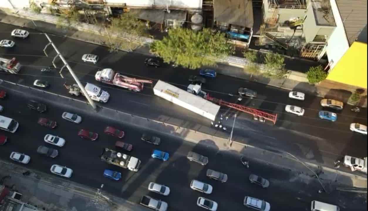 Al caer de un tráiler donde era trasladado, un contenedor cargado con papel golpeó dos vehículos y ocasionó caos vial, ayer en la Avenida Nogalar a unos metros de Universidad, en el municipio de San Nicolás.