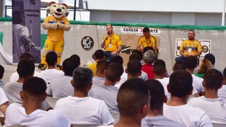 Conviven y juegan en Tigres al fútbol con reos de Apodaca