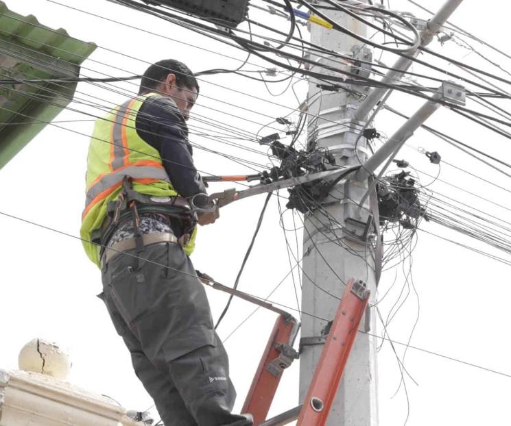 Siguen retirando cableado en desuso en Escobedo