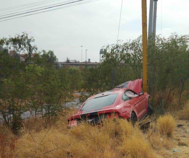 Pierde el control y va a dar al Río Santa Catarina
