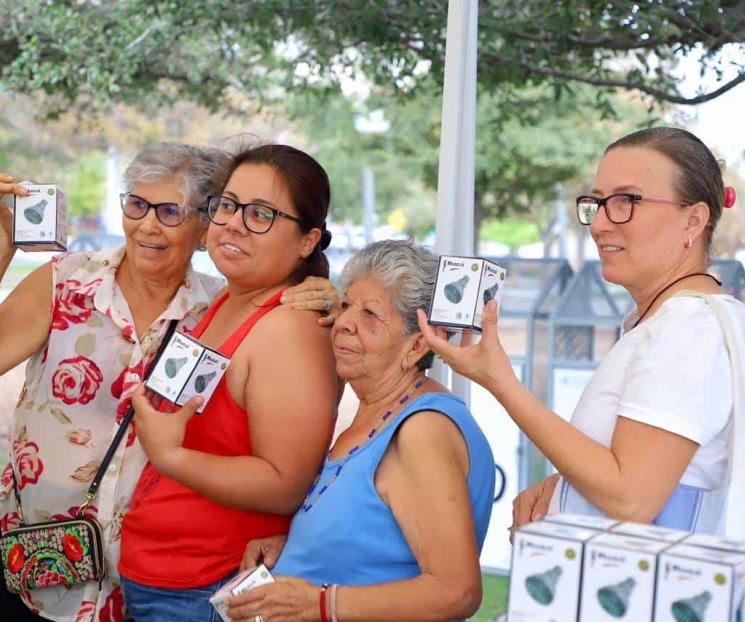 Entregan regaderas ecológicas al poniente de San Pedro
