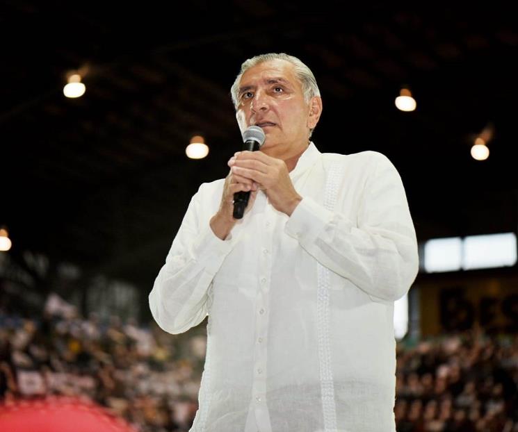 Adán Augusto denuncia campaña perversa contra libros