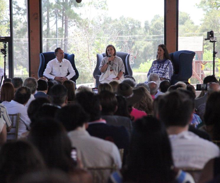 Xóchitl Gálvez se reúne con migrantes en Texas