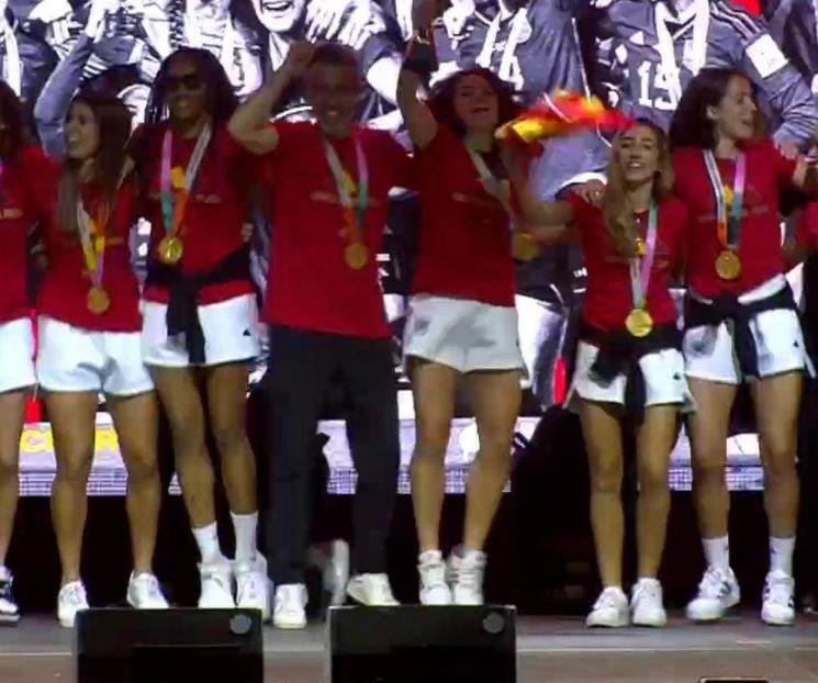 Festeja Selección Femenil de España su campeonato en Madrid