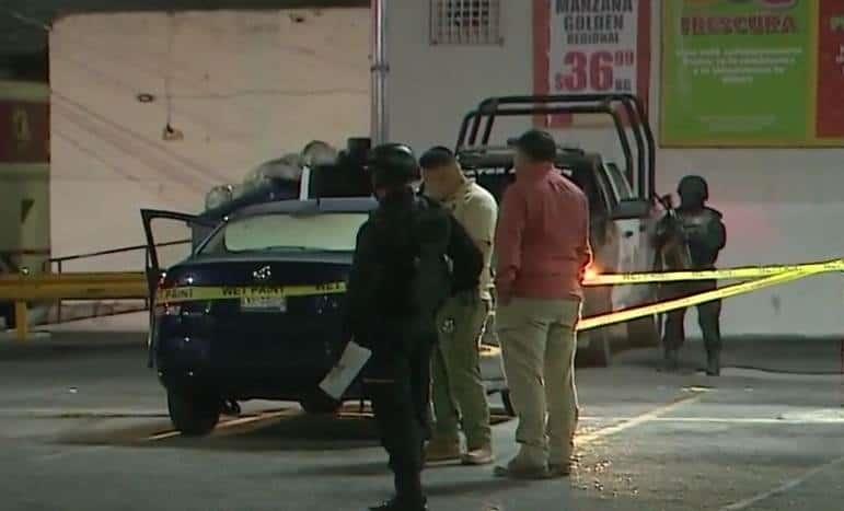 Asaltan a mujer y le disparan en un estacionamiento
