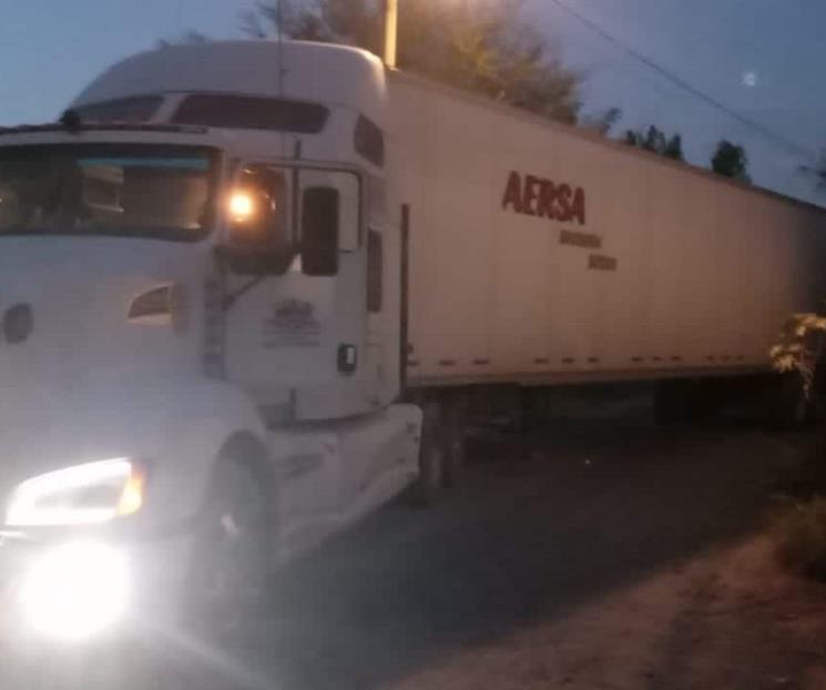 Recuperan tráiler robado con 52 refrigeradores