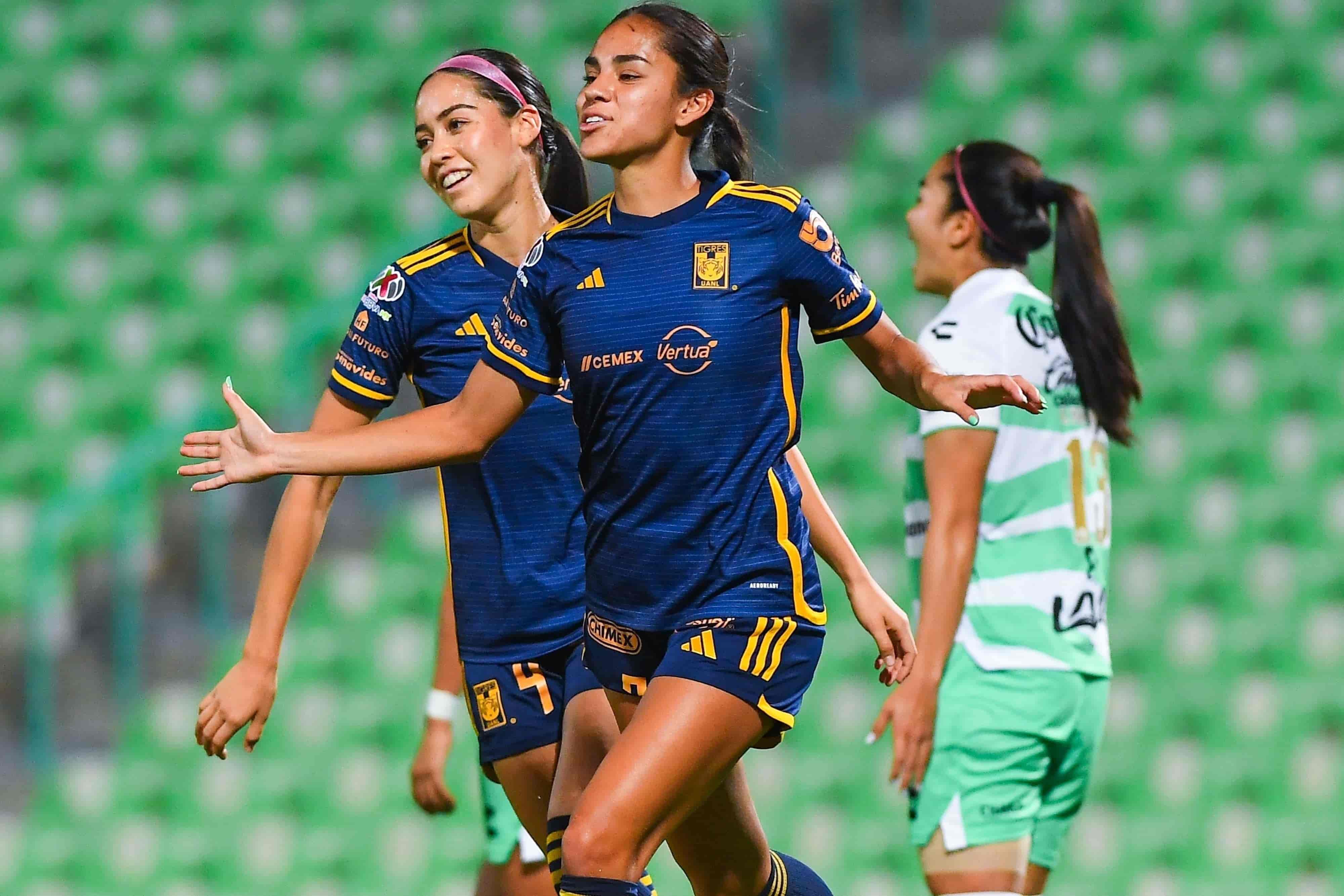 Maricarmen Reyes hace hat-trick.