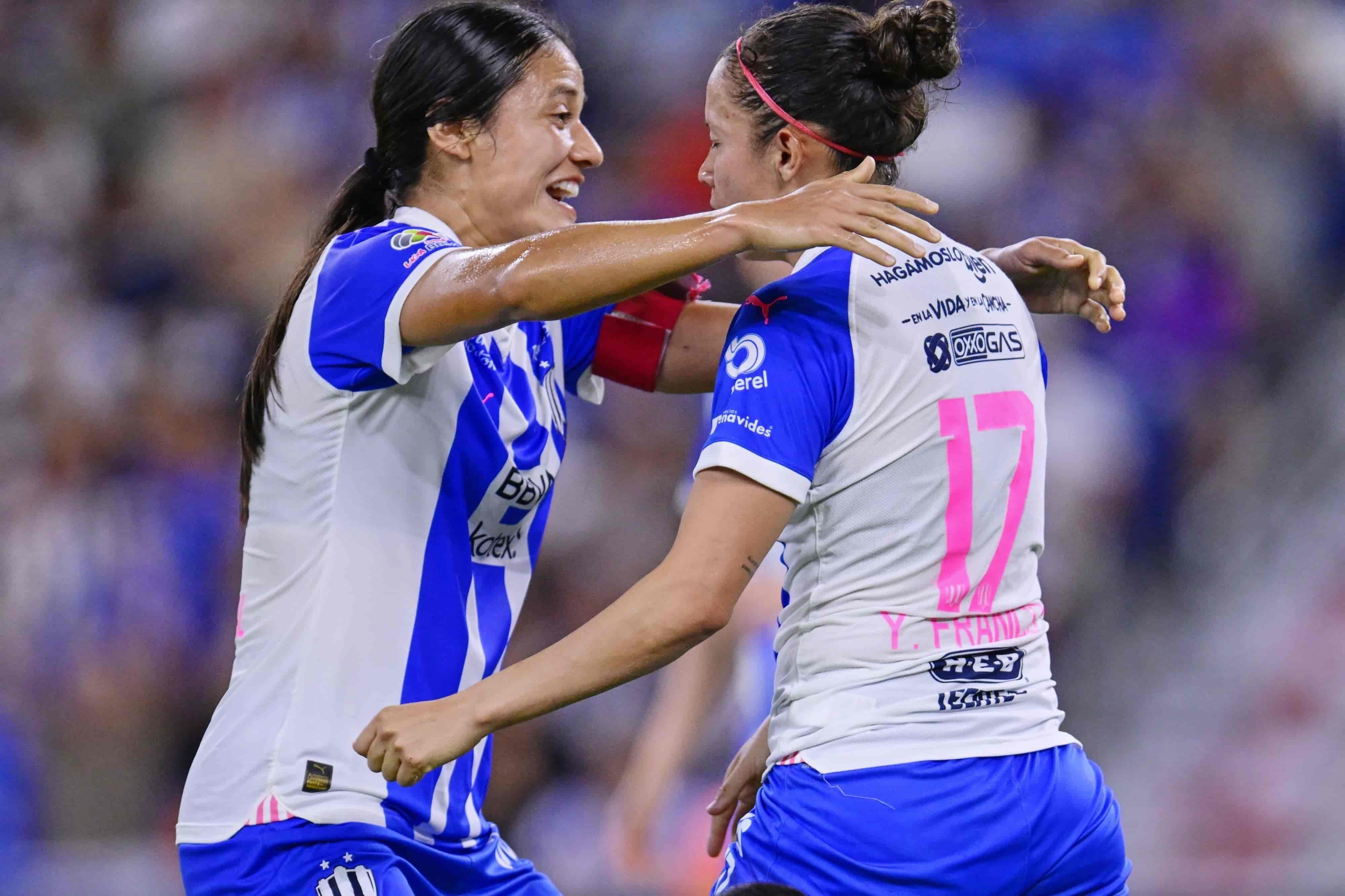 Yamilé Franco anota gol.