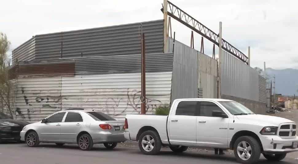 Tres personas detenidas y el aseguramiento de un tracto camión, fue el resultado de un cateo realizado por elementos de la Agencia Estatal de Investigaciones, en una bodega ubicada en la Colonia Coyoacán de esta ciudad.