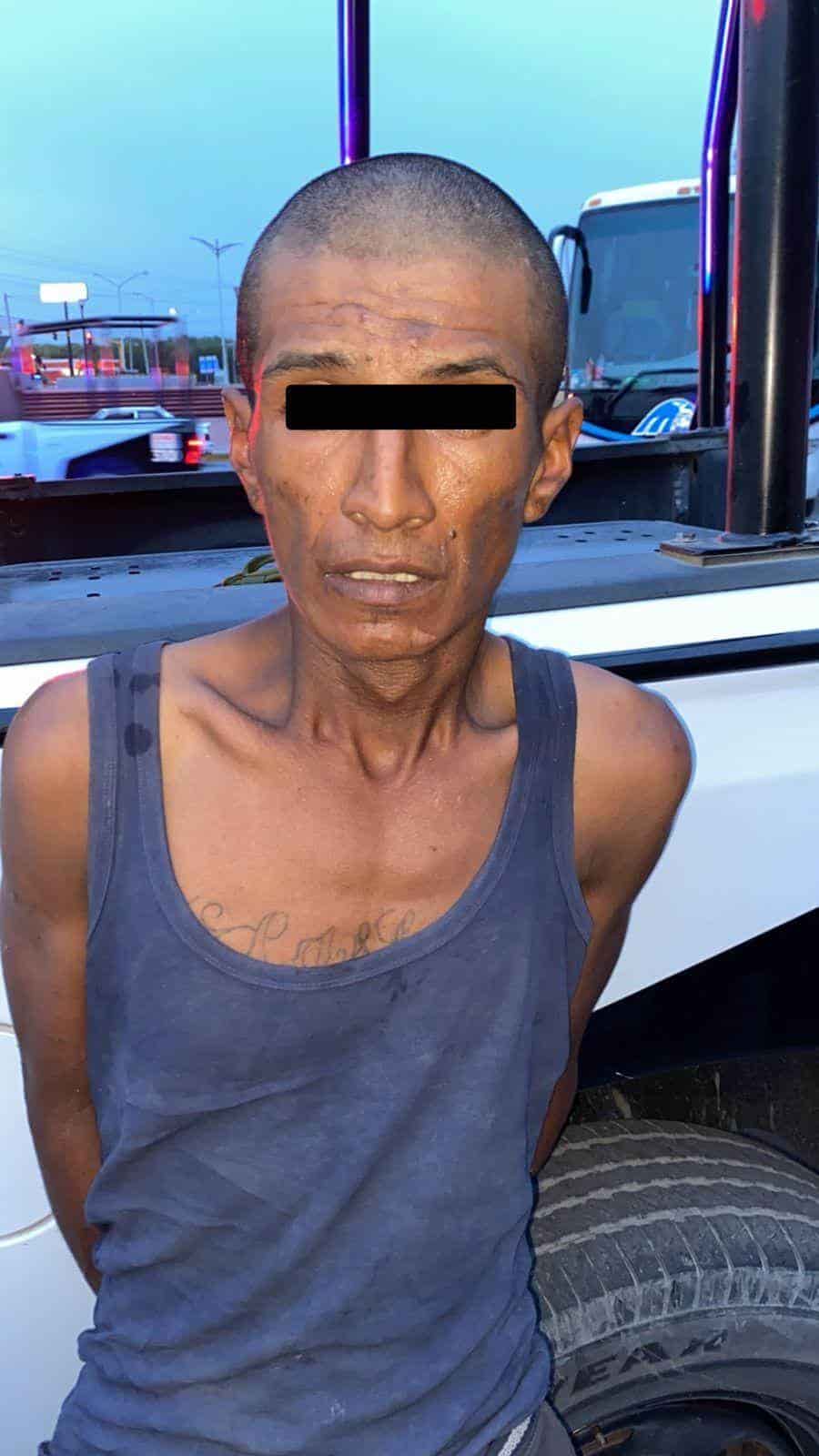Elementos de la policía de Juárez detuvieron a un hombre por delitos contra la salud y portación de arma de fuego en la Colonia Los Cometas.