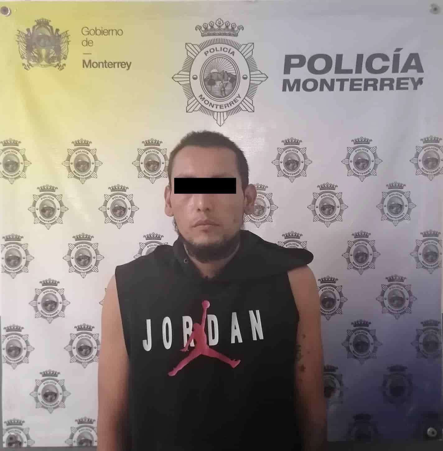 Luego de tratar de esconderse al ver a elementos de la Policía de Monterrey, un hombre fue interceptado y al revisar su situación jurídica, se confirmó que cuenta con una orden de aprehensión por delitos contra la salud, en el centro de la ciudad.