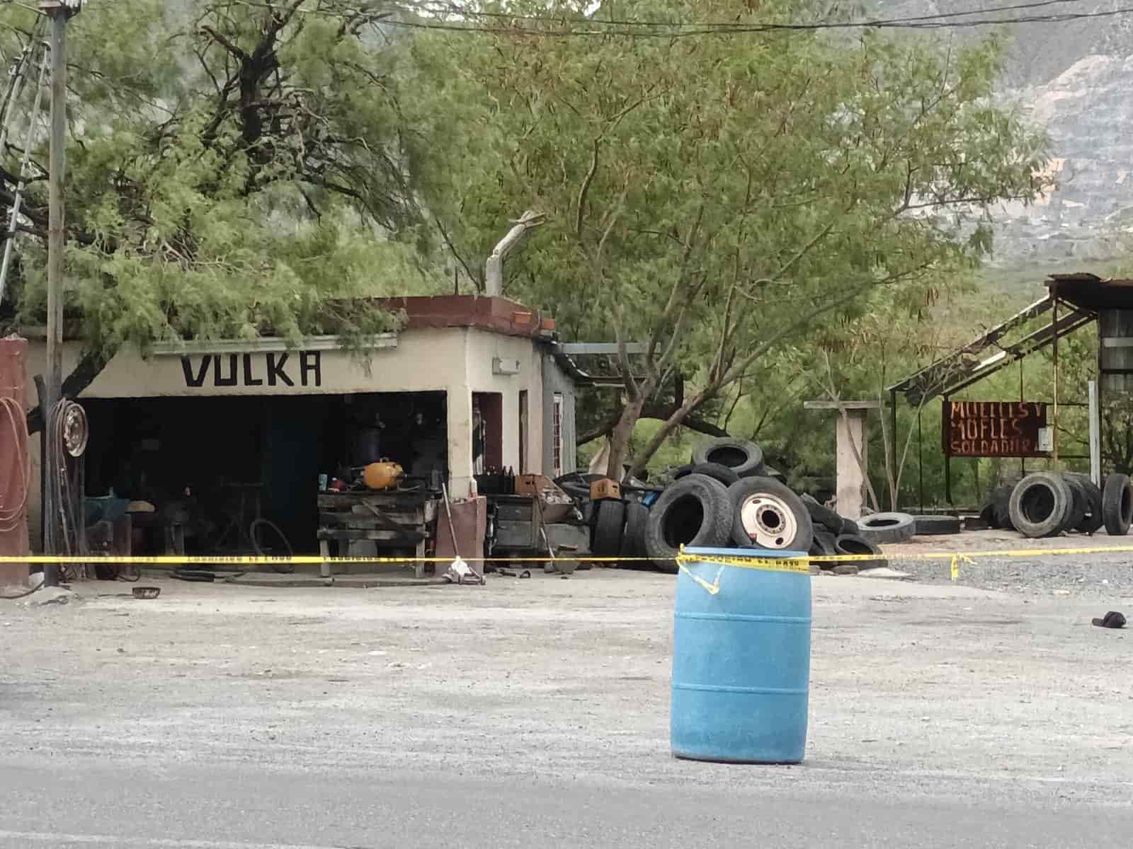 Afuera de una vulcanizadora tres hombres fueron atacados a balazos uno de ellos murió al ingresar al hospital, el comando armado estaba integrado por mujeres quienes se dieron a la fuga en una camioneta, en Abasolo.