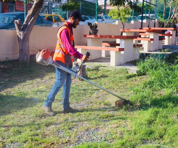 Dan mantenimiento a escuelas de Santa Catarina