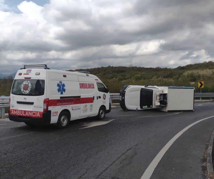 Se vuelca camioneta en Montemorelos