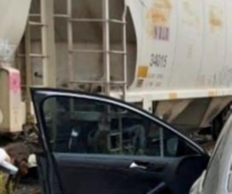 Intenta ganarle el paso al ferrocarril