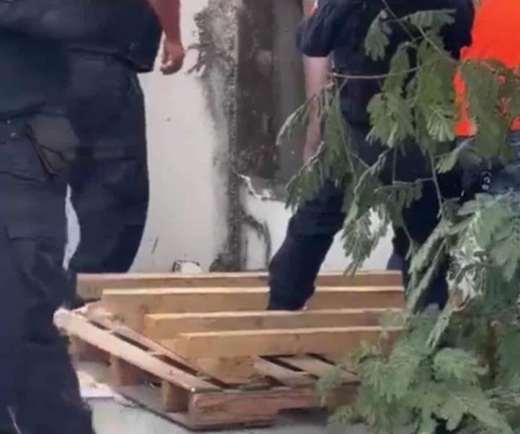 Queda atrapado tras entrar a empresa a robar