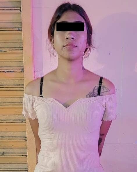 En el momento en que circulaban a bordo de una camioneta con las luces apagadas, cuatro personas, entre ellas dos mujeres, fueron detenidas por oficiales de la Policía de Monterrey, luego de que se les encontrara en su poder un par de armas de fuego, la madrugada de ayer en el centro de la ciudad.
