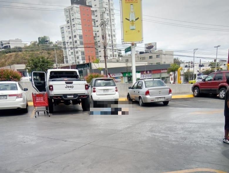 Asesinan a hombre en centro comercial de Monterrey