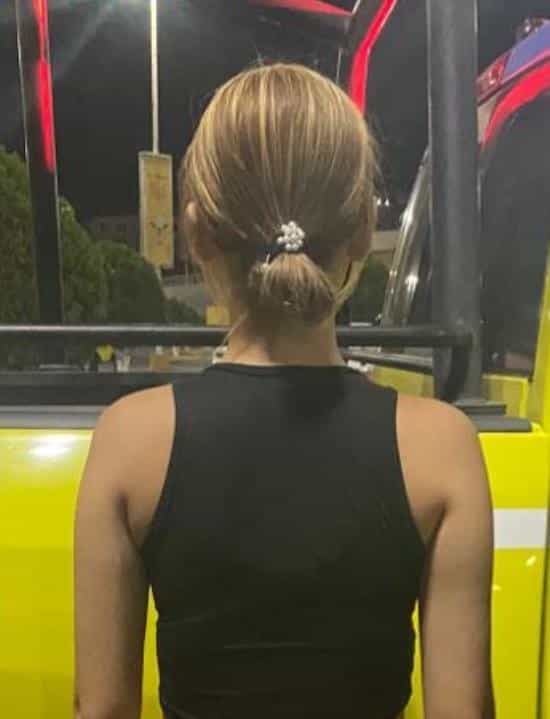 Una menor de edad que presuntamente intenta salir de una tienda comercial sin pagar, fue detenida por oficiales de la Policía de Monterrey, luego de encontrarle en el interior de su bolso cinco botellas con tequila.