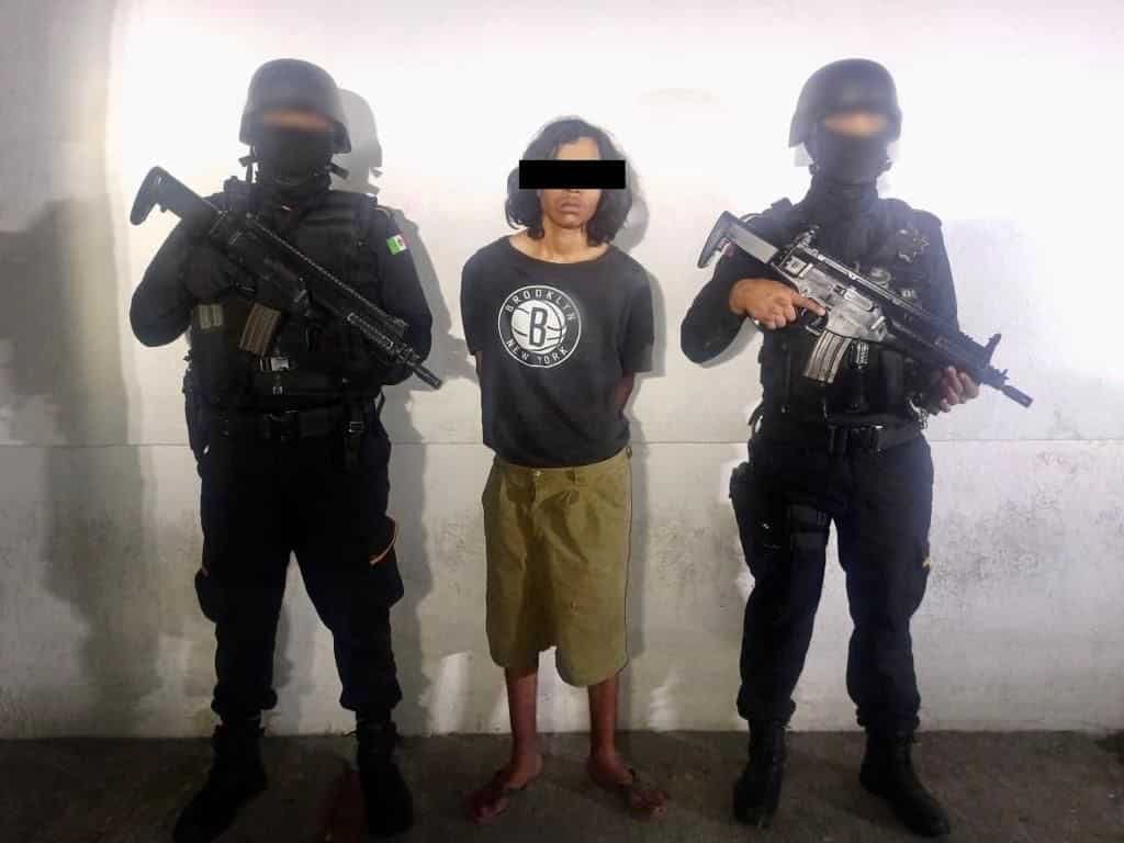 Un presunto narcomenudista armado, fue detenido por elementos de Fuerza Civil, la madrugada del martes en calles de la Colonia 4 de Diciembre, al norte del municipio de Monterrey, tras delatarse al ver a la policía e intentar huir.