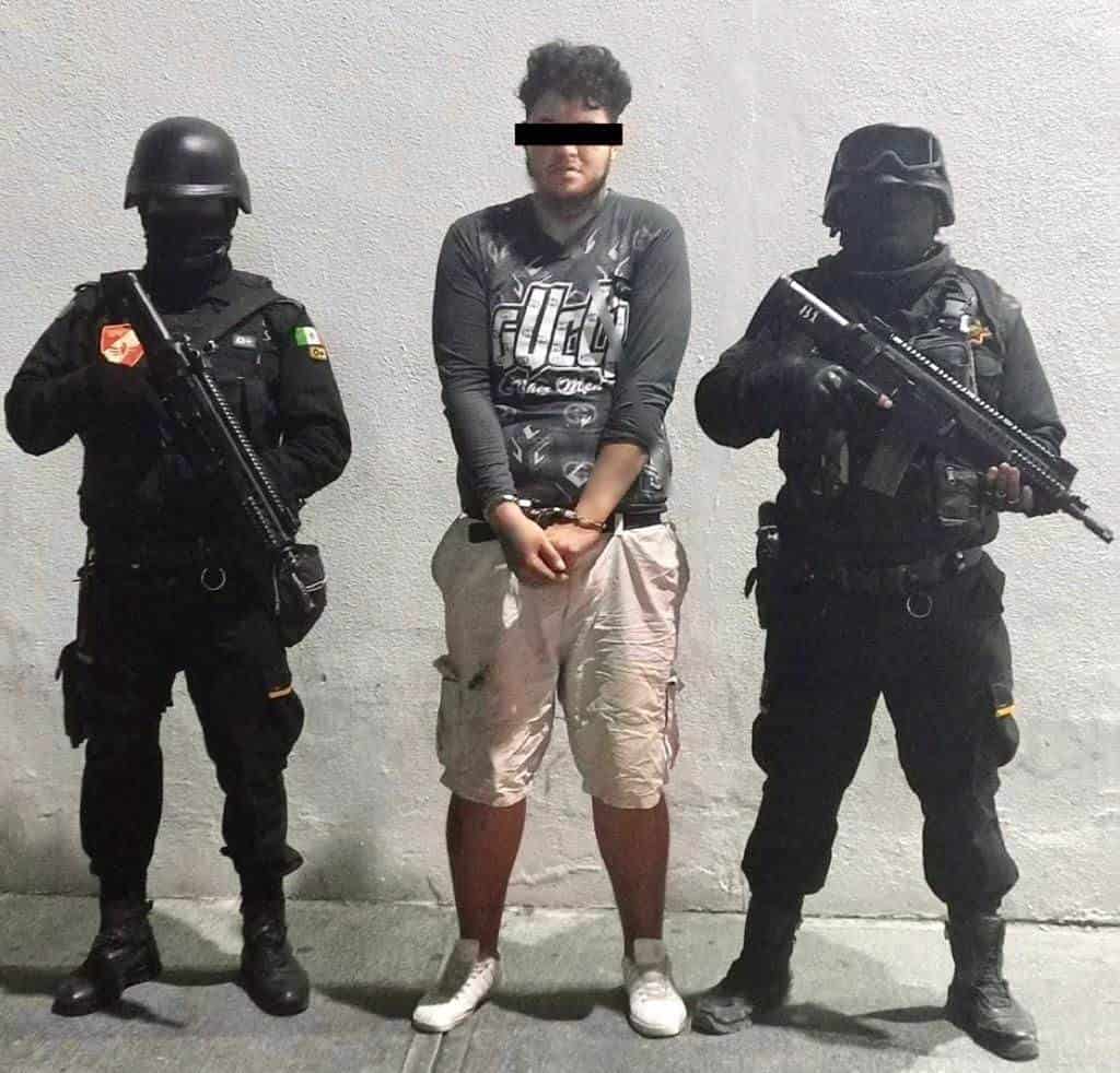 Como resultado de trabajos de prevención delictiva, Fuerza Civil aprehendió a un hombre que portaba un arma corta tipo Uzi de uso exclusivo del Ejército y diversas cantidades de droga en el municipio de Pesquería.