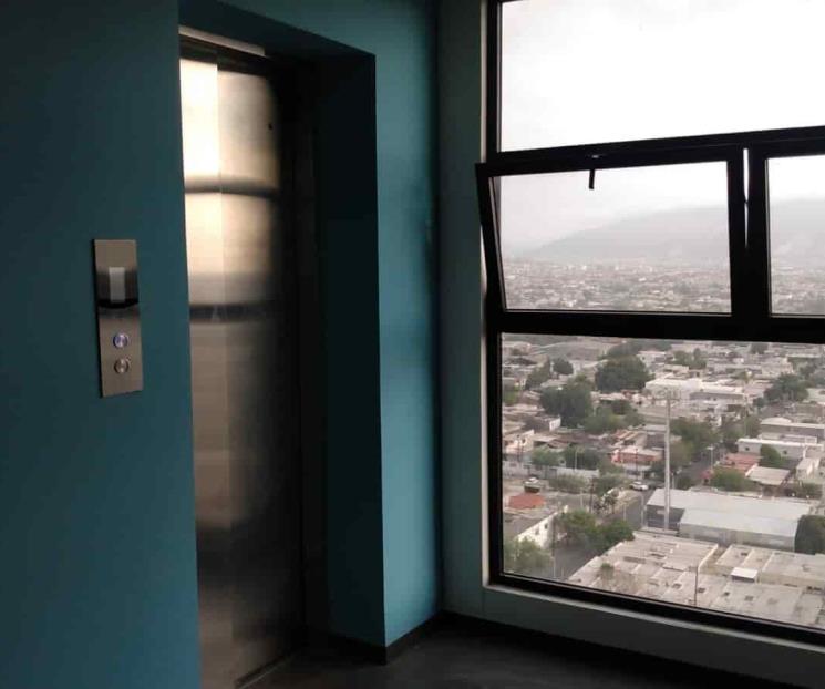 Rescatan a familia atrapada en elevador de Torre KYO