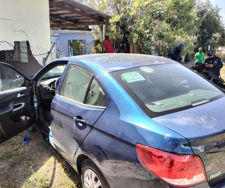Se estrella conductora contra vivienda en Linares