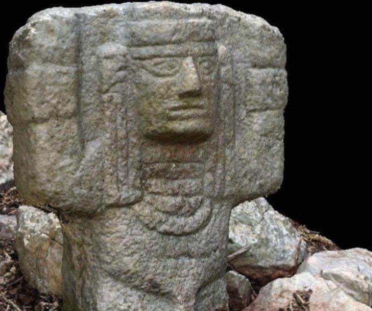 Hallan escultura de un atlante en el camino a Chichén Viejo