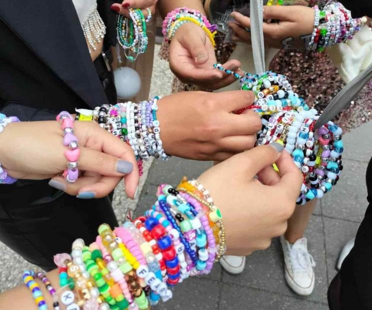 Fans de Taylor Swift llenan el Foro Sol de brazaletes