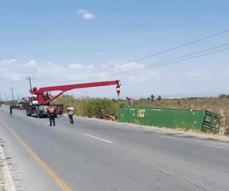 Vuelca tráiler en Salinas