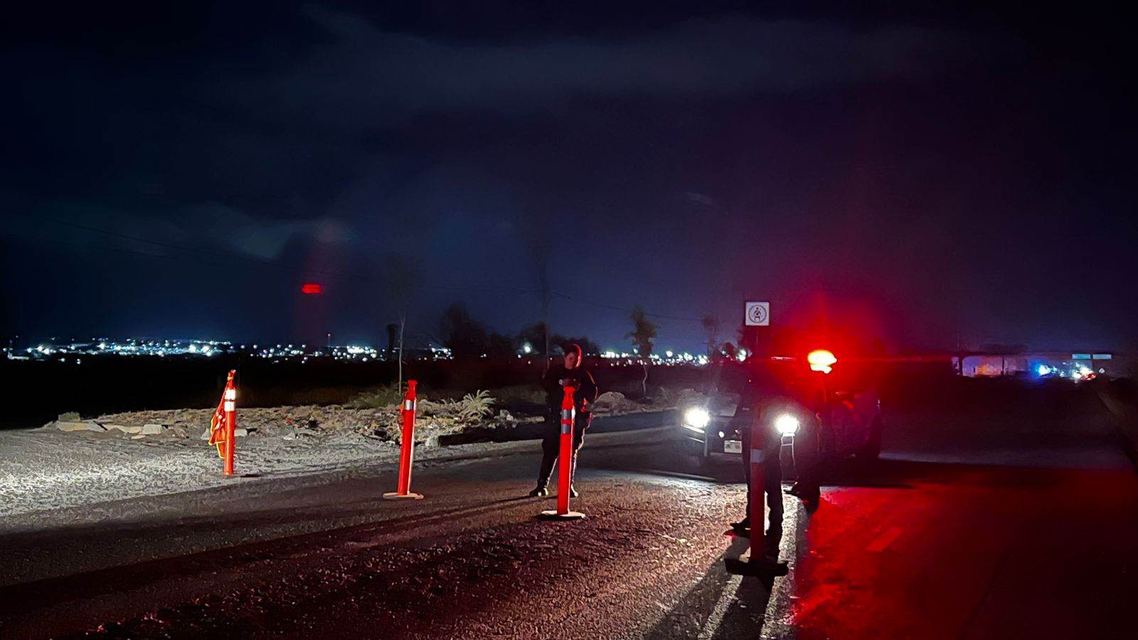 Los cuerpos decapitados y colgados de tres hombres ejecutados fueron hallados en un puente de la Carretera a Colombia, la noche del miércoles en el municipio de Salinas Victoria.