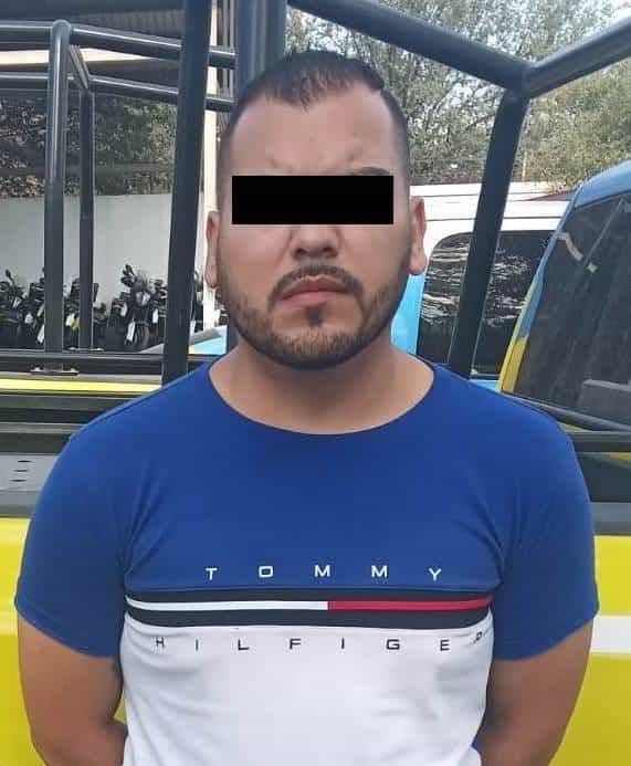 Tras intentar sacar su carro del lote oficial de vehículos mostrando a los empleados una hoja de liberación presuntamente falsificada, un hombre fue detenido por oficiales de la Policía de Investigación de Monterrey, ayer en la  Colonia Bella Vista.