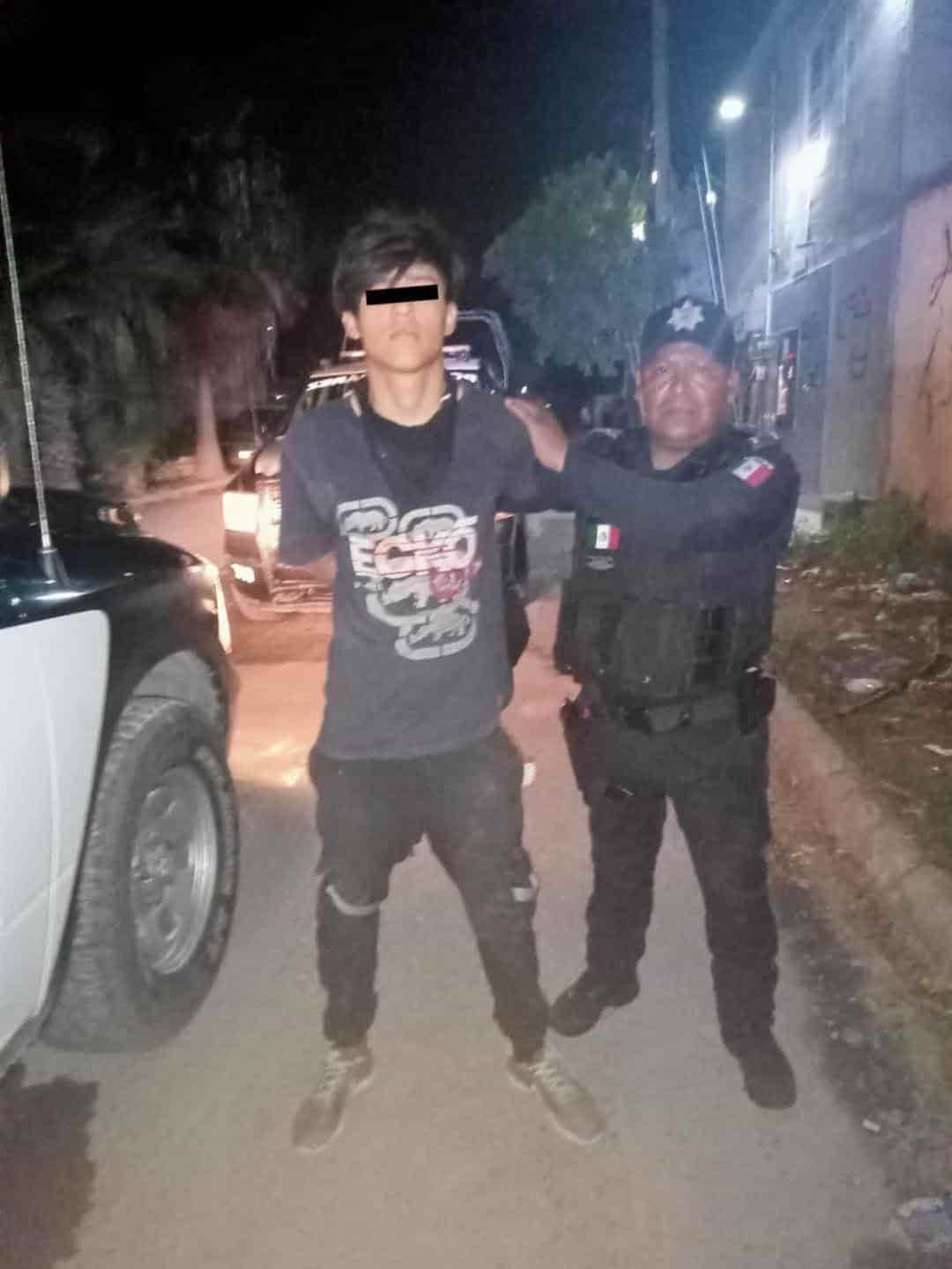 Dos hombres acusados del robo de un vehículo, fueron detenidos por elementos de Seguridad Pública de Juárez, el miércoles en la Colonia Monte Kristal cuando empujaban la unidad.