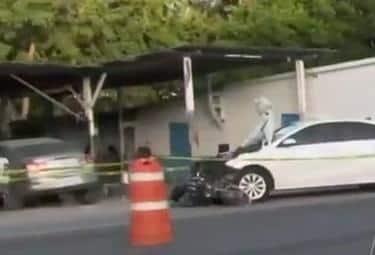 Muere motociclista embestido por vehículo