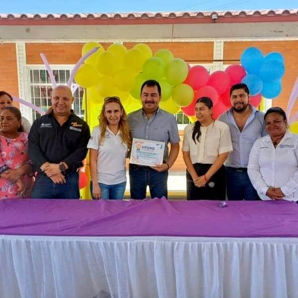 Dota a escuelas de protectores y circuito cerrado Dota a escuelas de protectores y circuito cerrado