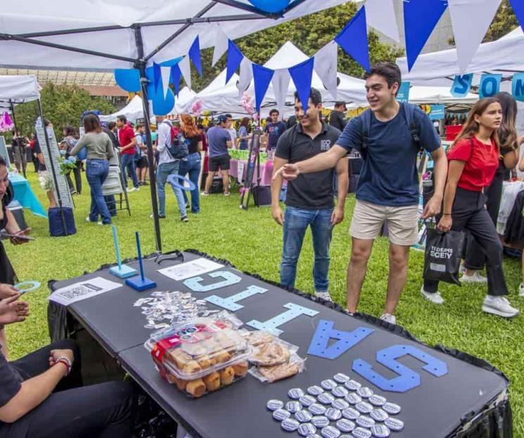 Participan estudiantes UDEM en Feria Súmate