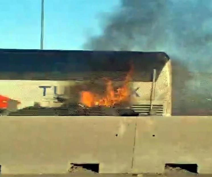 Arde autobús en llamas en Salinas Victoria