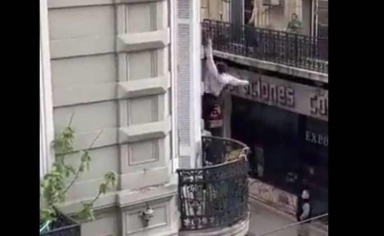 Dramático escape de una mujer durante incendio en Argentina