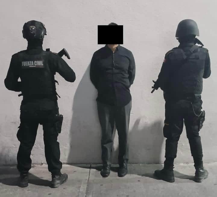 Tras una persecución por diversas avenidas del norte de Monterrey, la cual terminó al estrellarse contra varios vehículos, así como dos patrullas, el conductor de una camioneta, quien portaba un arma de fuego y droga, fue detenido la madrugada de ayer por elementos de Fuerza Civil, en el Fraccionamiento Bernardo Reyes.