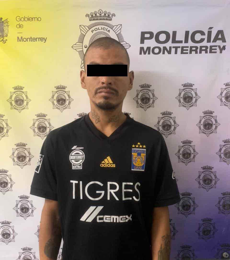 Una persona que molestaba a varias personas que caminaban por el centro de la ciudad, fue detenido por oficiales de la Policía de Monterrey, luego de que se informó que cuenta con una orden de aprehensión por violencia familiar y lesiones a un menor de 12 años de edad.