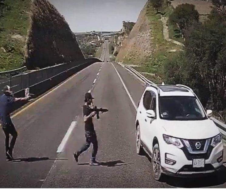 Despojan a pareja de su auto en autopista