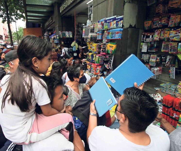Realizan compras  de último momento por regreso a clases