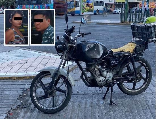 Viaja pareja en moto robada y los arrestan