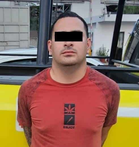 Un hombre que realizaba sus necesidades fisiologías en la vía pública, fue detenido por oficiales de investigación de la Policía de Monterrey, luego que le encontraran en su poder un arma corta de fuego.