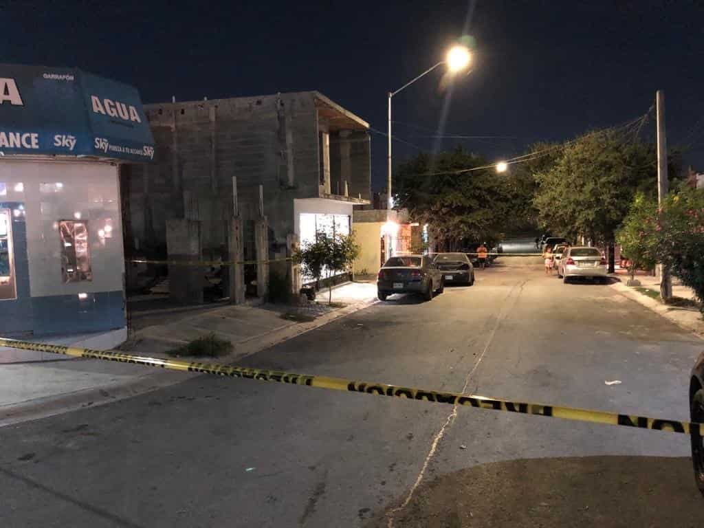 Cuando convivían en un domicilio señalado como punto de venta de drogas, un hombre fue ejecutado a balazos, mientras una mujer y un masculino, resultaron lesionados en Juárez.
