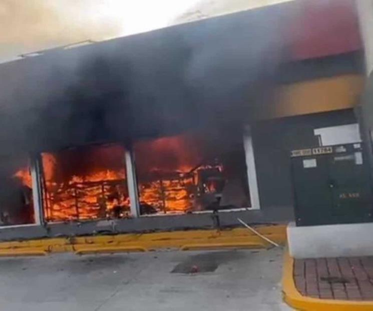 Persisten bloqueos y quema de negocios en Michoacán Persisten bloqueos y quema de negocios en Michoacán