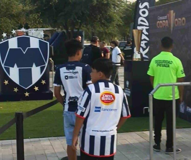 Afición se toma fotos con la Copa Oro en el Estadio BBVA