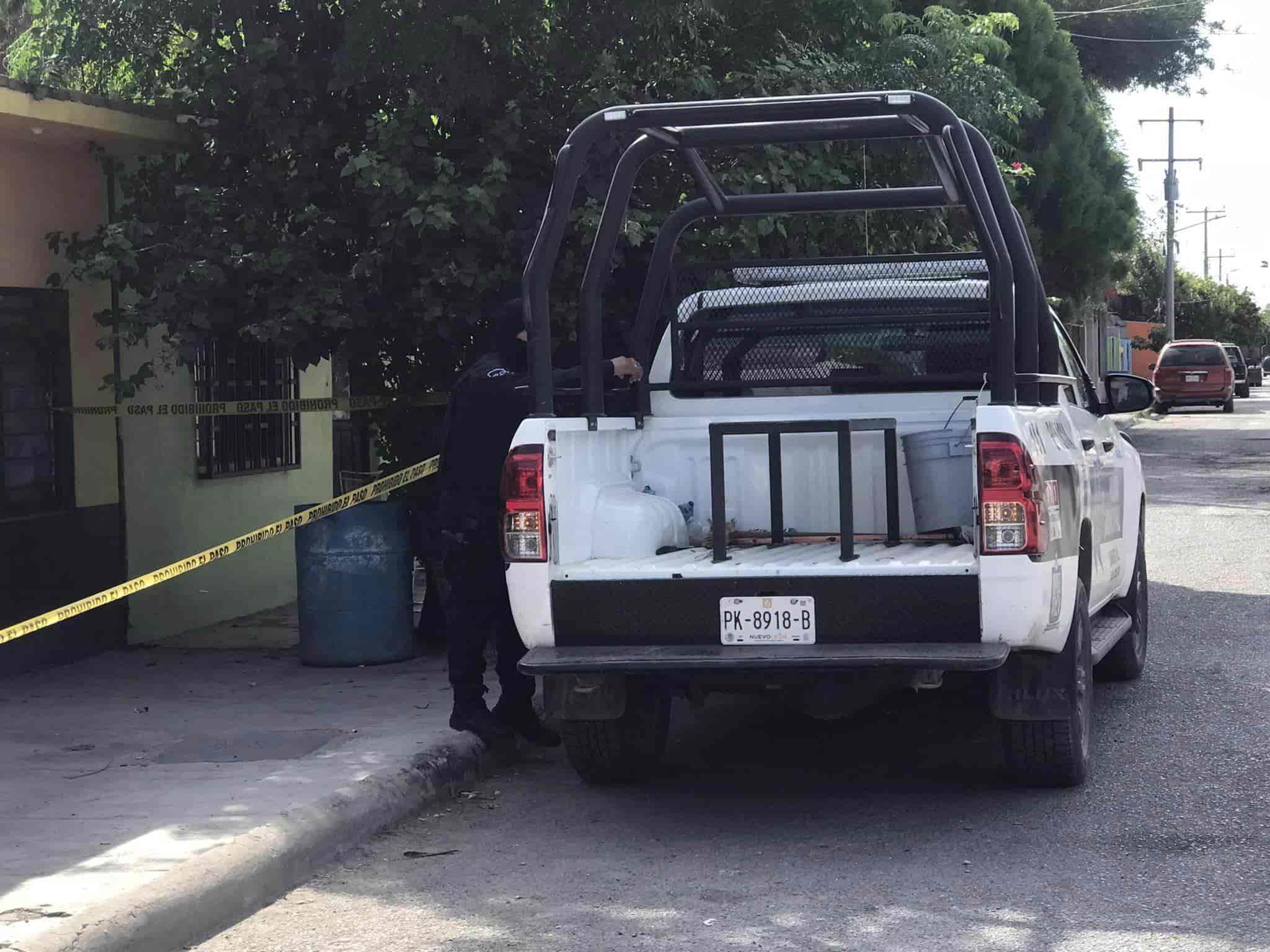 Elementos de la Agencia Estatal de Investigaciones, indagan un ataque a balazos, contra la fachada de una vivienda, ubicada en el municipio de Linares.