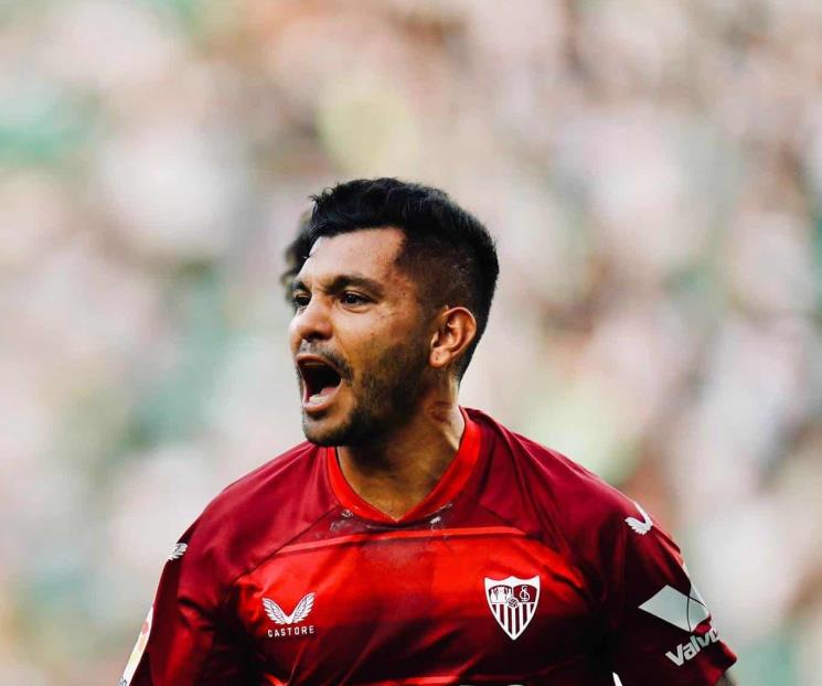 Le sale competencia a Rayados por Tecatito Corona